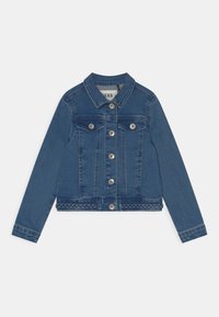 Chaqueta de denim en azul medio con cierre de botones metálicos, dos bolsillos en el pecho, un dobladillo trenzado y un cuello clásico. Mangas largas y diseño cropped.