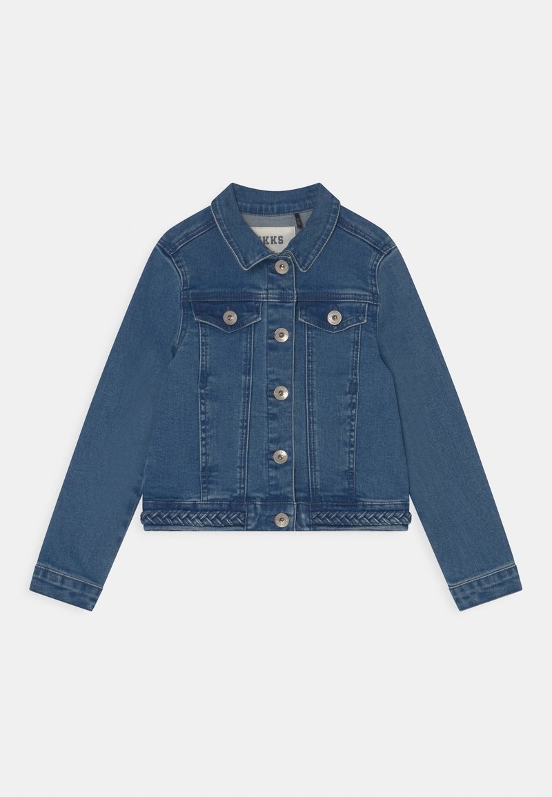 Chaqueta de denim en azul medio con cierre de botones metálicos, dos bolsillos en el pecho, un dobladillo trenzado y un cuello clásico. Mangas largas y diseño cropped.