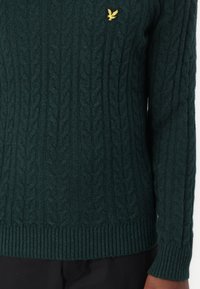 Lyle & Scott CABLE CREW NECK  - Pullover - donkergroen