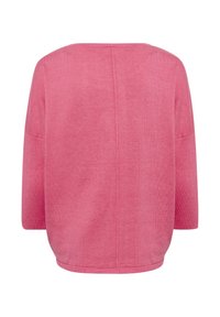 Pull rose à coupe décontractée, encolure large et manches trois-quarts. La texture est douce et côtelée avec des détails de couture subtils.