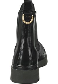 Schwarze Lackleder-Stiefeletten mit seitlichen elastischen Einsätzen, einem gesteppten Design, einer abgerundeten Zehenpartie und einer Gummisohle mit einem goldenen Hardware-Detail.