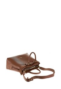 Sac à main en cuir marron avec poignées doubles et bandoulière réglable, légèrement ouvert avec des compartiments zippés visibles, sur un fond blanc.