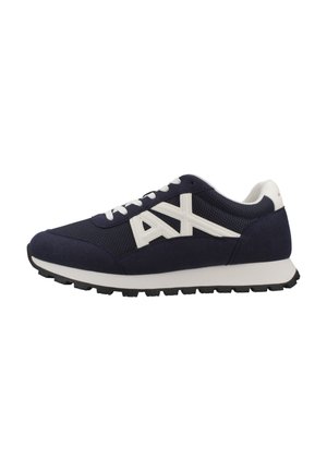 Marineblå og hvid atletiksneaker med hvide snørebånd, tekstureret mesh-overside, stort hvidt "AX"-logo på siden og sort gummisål.