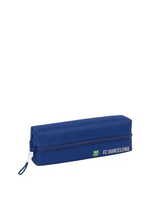 Niebieskie prostokątne piórnik z zamkiem błyskawicznym, z logo FC Barcelona i tekstem z boku.