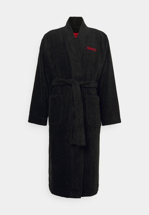 Juodas vonios chalatas, pagamintas iš terlio audinio, su šaldytuvu, diržu ir dviem priekinėmis kišenėmis. Raudonas "HUGO" logotipas, siuvinėtas ant krūtinės.