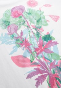 Bloemige stof met zachte kleuren: roze, groen en blauw. Het ontwerp bevat verschillende bloemen en bladeren in een gelaagde, doorschijnende stijl.