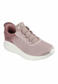 Scarpa sportiva rosa chiaro con tomaia in rete testurizzata, lacci elastici e suola bianca imbottita. Presenta una punta liscia e dettagli sul tallone.