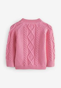 Ružový pletený sveter s opletenými a textúrovanými vzormi, okrúhlym výstrihom a rebrovanými manžetami. Obsahuje mäkkú, hrubú priadzu.