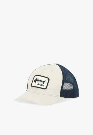 Cappello da baseball bianco e blu navy con retro in rete. Presenta un patch a pesce bianco e nero con l'etichetta "SEASIDE" sul davanti.