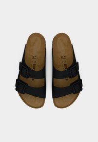 Ζευγάρι μαύρα σανδάλια Birkenstock με δύο ρυθμιζόμενα λουριά με πόρπες και περιγράμματα από φελλό, μέγεθος 41.
