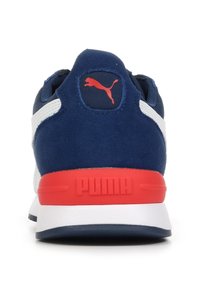 Baskets bleu marine avec des accents rouges et une rayure blanche. Fabriquées en matériaux en daim et en maille. Présentent une semelle en caoutchouc texturée et un logo en relief.