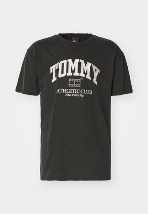 Czarna koszulka z krótkim rękawem z dużym białym napisem "TOMMY", małym logo Tommy Jeans i tekstem "ATHLETIC CLUB New York City" z przodu.