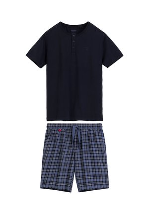 Czarna koszulka Henley z krótkim rękawem w połączeniu z niebiesko-czarnymi szortami w kratę z troczkiem.