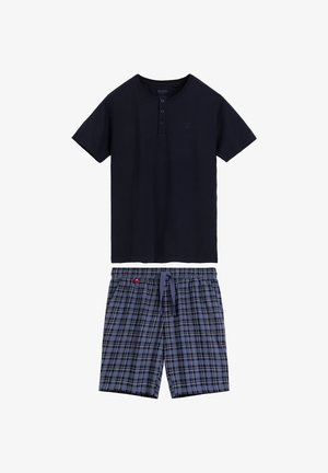 Czarna koszulka Henley z krótkim rękawem w połączeniu z niebiesko-czarnymi szortami w kratę z troczkiem.