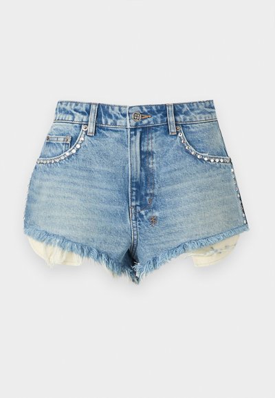 Φωτεινά γαλάζια τζιν σορτς με φθαρμένα άκρα, λεπτομέρειες με στρας κατά μήκος των μπροστινών τσεπών και εκτεθειμένη εσωτερική λευκή υφασμάτινη στρώση.