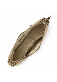 Pochette en cuir beige avec fermeture éclair, présentant une texture lisse, une poche intérieure et des accents en métal argenté.