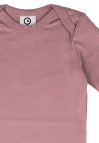 Svetle růžový body s dlouhým rukávem a kulatým výstřihem, vyrobený z měkkého a hladkého materiálu. Obsahuje štítek na límci. Jednoduchý, bezproblémový design.