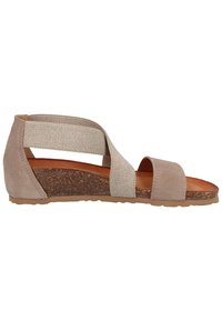 Beige mockask sandal med elastiska remmar, en korkklack och en platt gummisula. Öppen design för ventilation och komfort.