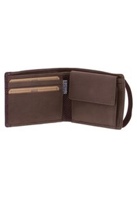 Billetera de cuero marrón abierta para revelar tres ranuras para tarjetas y un pequeño bolsillo con botón. Textura suave con bordes cosidos, diseño simple.