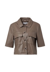 Braune Kunstleder-Cropped-Jacke mit kurzen Ärmeln, Knopfverschluss, zwei großen Brusttaschen und klassischem Kragen. Glatte Textur mit glänzender Oberfläche.