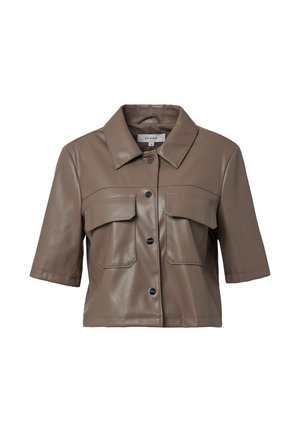 Braune Kunstleder-Cropped-Jacke mit kurzen Ärmeln, Knopfverschluss, zwei großen Brusttaschen und klassischem Kragen. Glatte Textur mit glänzender Oberfläche.