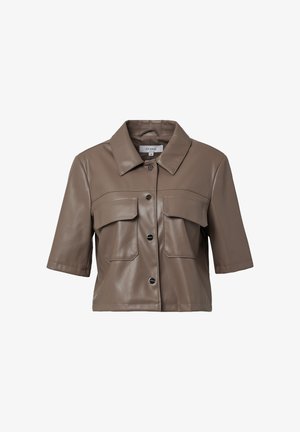 Braune Kunstleder-Cropped-Jacke mit kurzen Ärmeln, Knopfverschluss, zwei großen Brusttaschen und klassischem Kragen. Glatte Textur mit glänzender Oberfläche.