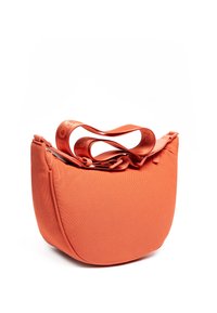 Orangefarbene Stoffhandtasche mit runder Form, ausgestattet mit zwei strukturierten Tragriemen und einem Reißverschlussverschluss. Glatte, strapazierfähige Textur.