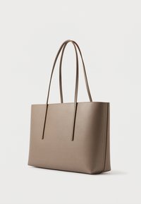 Tan színű bőrtáska, téglalap alakú, minimalista dizájnnal, két hosszú füllel és sima felülettel, mindennapi használatra alkalmas.