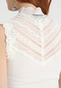 Rosemunde BENITA mleczny