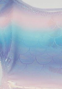 Iridescentní látka v gradientových odstínech modré, růžové a fialové s tečkovaným vzorem a vlnkovaným designem, hladká textura.