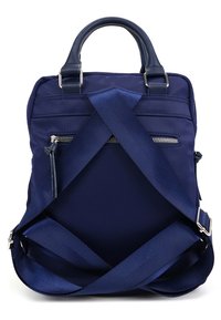 Marinblå ryggsäck med dubbla handtag, justerbara remmar korsade på ryggen och en horisontell dragkedja ficka nära toppen.