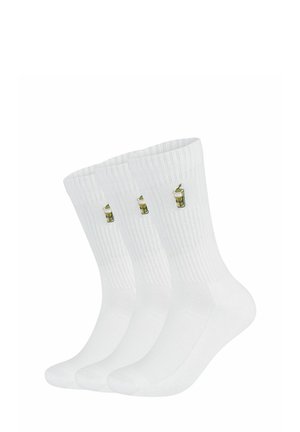 Drei weiße, gerippte Knöchelsocken mit einem kleinen grünen und beigen bestickten Eiskaffee-Becher auf jedem.