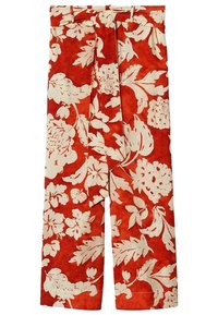 Rode bloemenbroek met grote witte bloemenpatronen, hoge taille met lussen voor riem, en een brede pijp. Gemaakt van lichtgewicht stof.