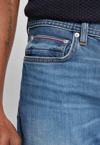 Tommy Hilfiger DENTON NAPLES - Sirgete säärtega teksad - naples