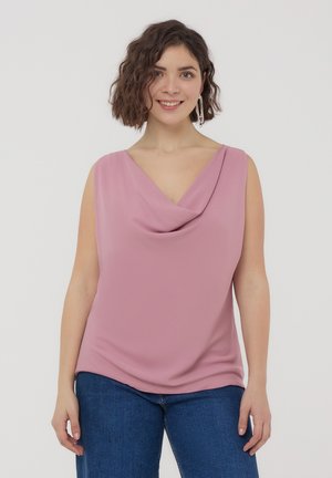 Top senza maniche rosa con scollo drappeggiato, realizzato in un tessuto morbido. Presenta una vestibilità rilassata e una texture liscia. Abbinato a jeans blu.