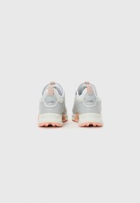 Et par grå og rosa Gore-Tex Surround-sneakers vist fra baksiden på en hvit bakgrunn.