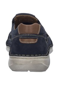 Námořnické slip-on boty s hladkým semišovým svrškem, akcentem z hnědé kůže na patě, bílým prošíváním a texturovanou gumovou podrážkou.