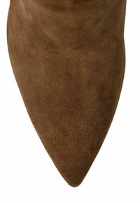 Bruine suède schoenen met een puntige neus en een gladde textuur, met een minimalistisch ontwerp en een slanke silhouette.