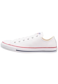 Sneaker bianco in pelle a bassa cima con lacci bianchi, strisce rosse e blu sulla suola e punta in gomma, mostrato di profilo laterale.
