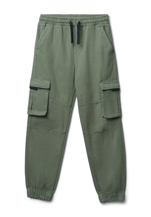 Pantaloni cargo verdi realizzati in tessuto morbido, con vita elasticizzata e cordino, tasche laterali e polsini elasticizzati.