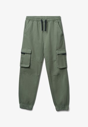 Zielone spodnie cargo z miękkiego materiału, wyposażone w elastyczny pas ze sznurkiem do regulacji, boczne kieszenie i elastyczne mankiety.