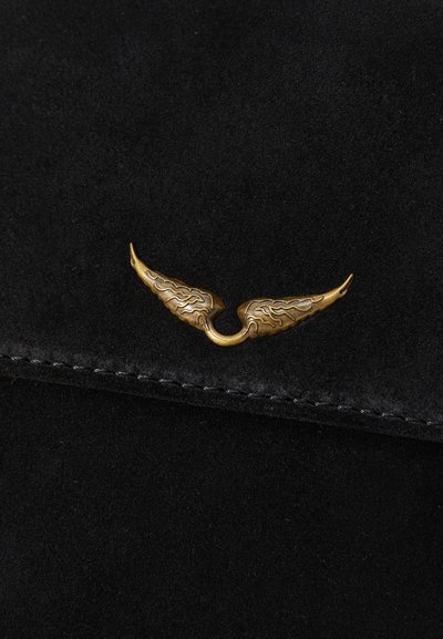 Sac en cuir suédé noir avec un fermoir doré en forme d'aile, présentant des détails intriqués et une texture lisse.