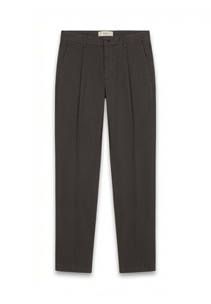 Pantaloni da uomo marrone scuro su misura con passanti per cintura, bottone frontale, chiusura a zip e tasche laterali, posati su sfondo bianco.