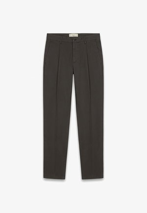 Pantaloni da uomo marrone scuro su misura con passanti per cintura, bottone frontale, chiusura a zip e tasche laterali, posati su sfondo bianco.