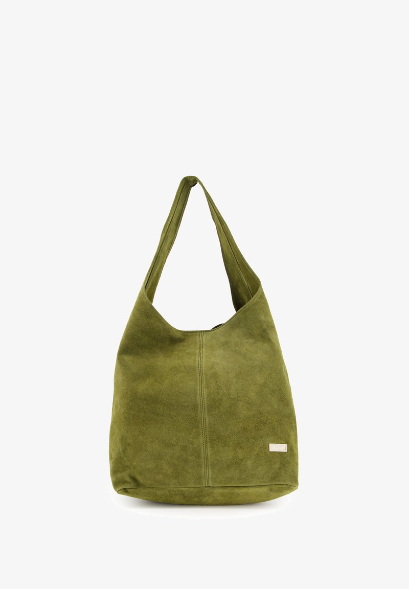 Groene suède hobo tas met een slouchy silhouet, enkele verstelbare schouderriem en subtiele logo-accent op de zijkant. Soepele textuur, geen zichtbare hardware.