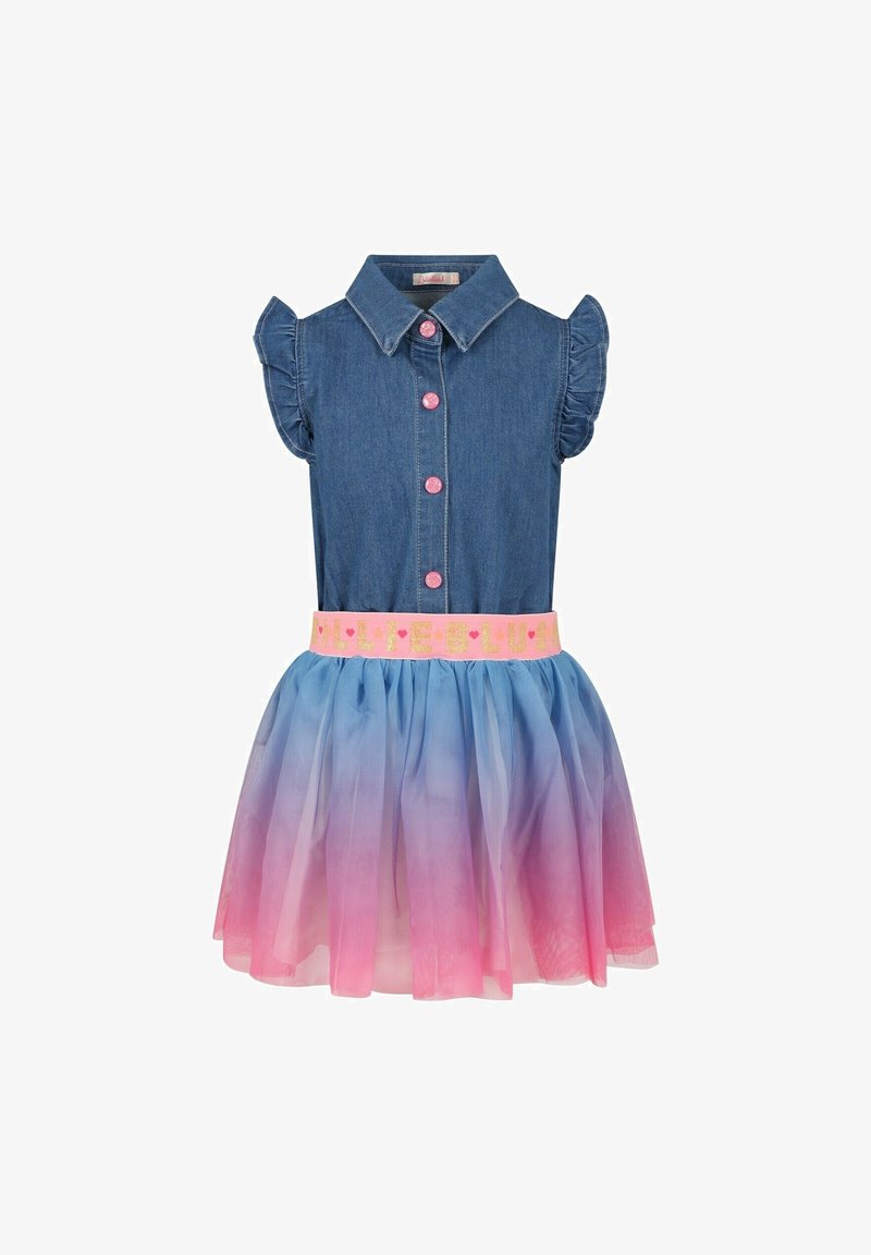 Jeanskleid mit kurzen Puffärmeln, vorderen Knöpfen und einem tüllartigen Rock im Pink- und Blauverlauf. Verfügt über einen pinken Taillenbund mit dem Text "BILLIE".
