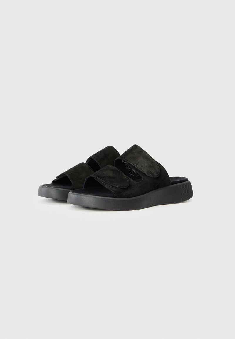 Schwarze rutschfeste Sandalen mit einem oberen Teil aus Wildleder, verstellbarem Klettverschluss und einer dicken Gummisohle für Unterstützung. Komfortorientiertes Design.
