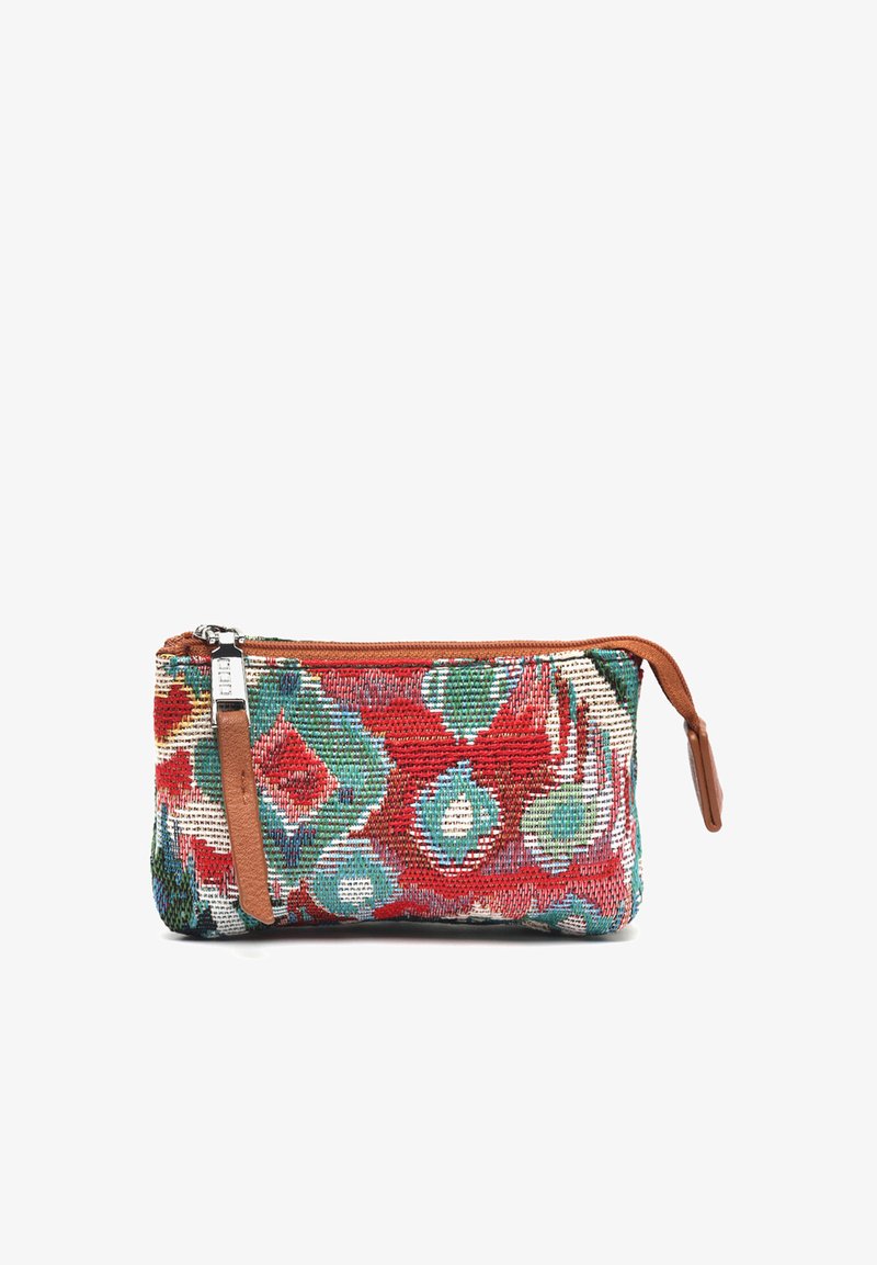 Väike ristkülikukujuline kangast kott mitmevärvilise geomeetrilise mustriga, pruun lukk ja nahast tõmblukk valgel taustal.