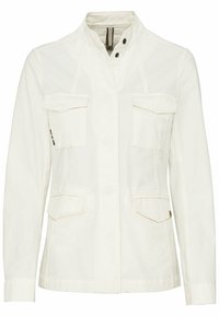 Biała bawełniana kurtka z kołnierzem stójkowym, dwoma przednimi kieszeniami i zapięciem na guziki. Gładka tekstura, minimalistyczny design oraz delikatne przeszycia.