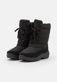 Zwarte winterlaarzen met een geruite uitstraling, gewatteerde schacht, nepbont voering en rubberen zolen. Voorzien van veters en metalen oogjes.